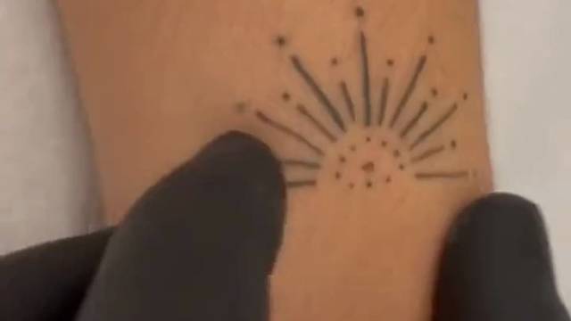 我眉头皱成一团 痛死