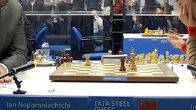 涅波居文君弈和，双方都等待对手先提和，纷纷笑场