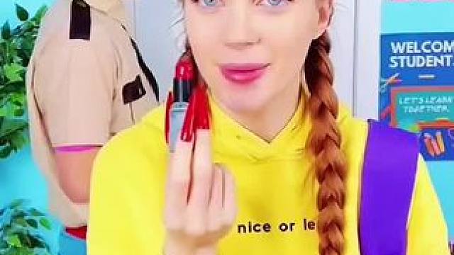 把美食做成口红的样子，保安硬是没检查出来！#看一遍笑一遍 #意想不到的结局 #沙雕老外 #老外真会玩