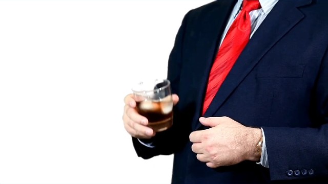 手抖一喝酒就缓解怎么回事