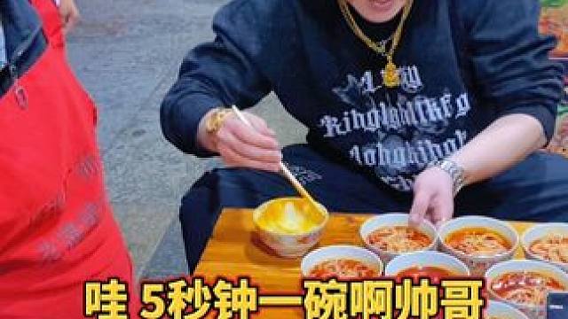 八戒5秒一碗？竟然把汤都要喝完？ #螺蛳粉