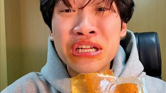 无辣不欢的姐妹看过来，我好久没被辣成这样过了，不信你们试试#魔鬼辣椒#辣条  #好吃到停不下来