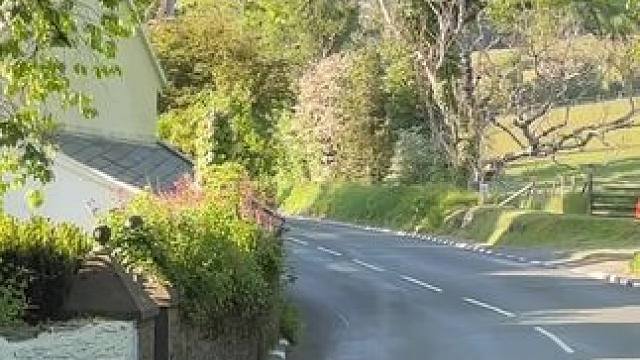 感受一下曼岛tt大神丝滑过弯！#专业动作请勿模仿 #机车 #摩托车 #路人视角 #motogp疯摩全