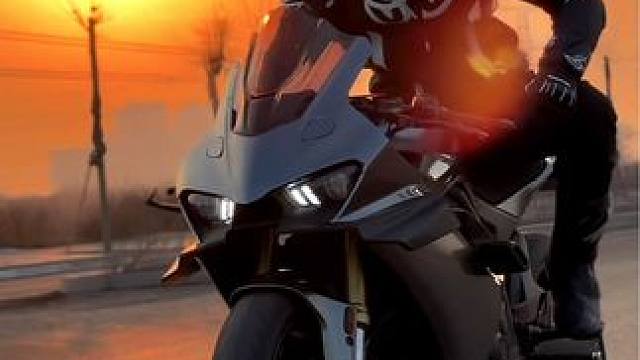 人生虽有离别日，山水自有相逢时。 
#机车 #凯越450rr #berik #日落  #带着影石骑摩