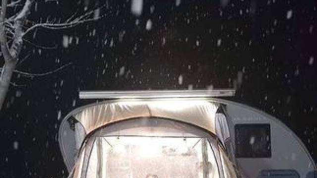 下雪天在炎热的小房车里露营！#户外露营 #户外 #户外用品 #露营⛺ #解压