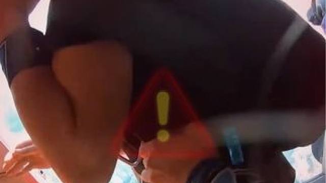 关于跳伞出舱手该往哪抓的问题，抓对了是一段感情的开始，抓错了是一场江湖血雨#跳伞#极限运动社死现场 