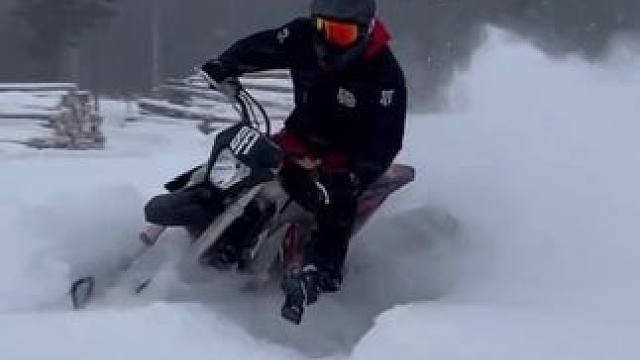 摩托车的新玩法 #机车 #雪地摩托 #这操作6