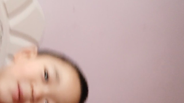 和宝宝一起学习《三字经》。