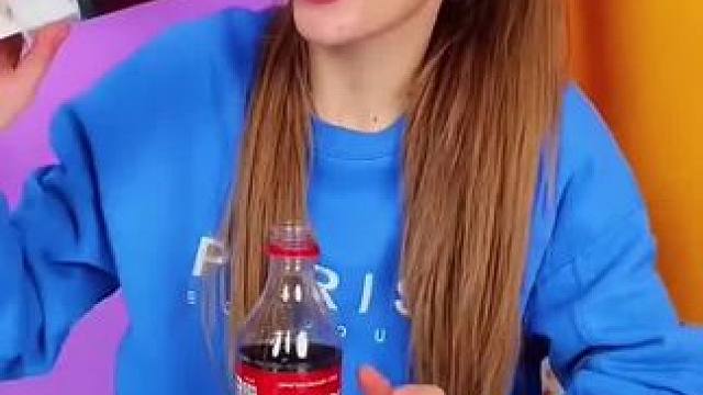 为了逃避保安的检查，把可乐弄进注射器里！#看一遍笑一遍 #意想不到的结局 #这操作都看傻了 #脑洞大