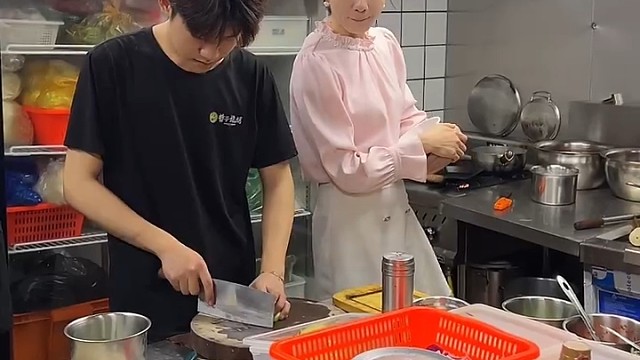 这个饭店可以放心吃，老板她自己都吃