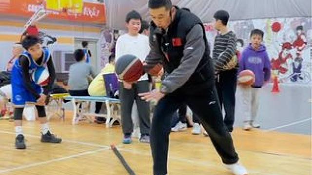 #篮球  #日常训练 #一分钟干货教学 
战绳限制脚步转换详解
｜战绳限制Z字背后转换终结
｜战绳限