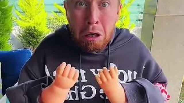 男子吃棒棒糖遇困难，美女用小药水完美化解！#看一遍笑一遍 #意想不到的结局 #万万没想到 #这操作都