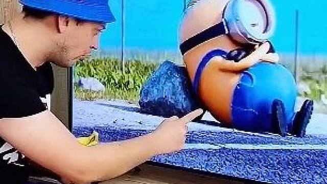 小伙欺负小黄人有一手，这招看起来有点秀