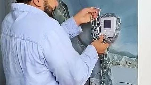 小伙把按钮锁起来了，这操作是真秀啊 #潮流