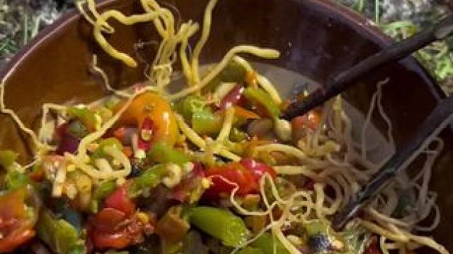 小时候放牛饿了就在山上烧洋芋吃，无忧无虑的，可惜再也回不去了。#寻找童年的记忆 #原生又美味 #大山