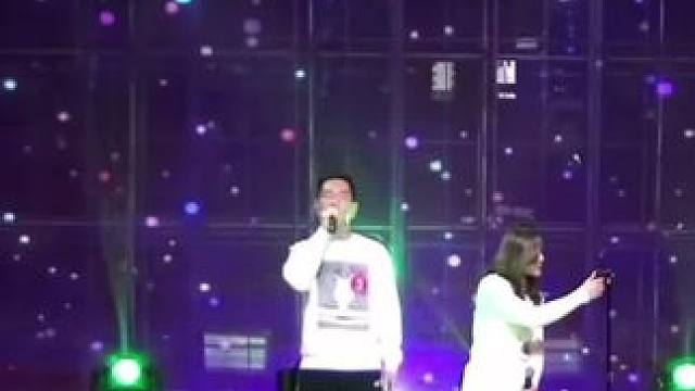 #演出现场视频 感谢宝子们投票棒棒糖收获满满，舞台炫酷，有才你就来！#飞越百度民谣酒吧