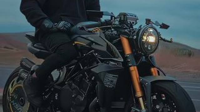 被帅醒了 #奥古斯塔rush1000 #机车 #帅就完事了