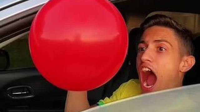 用气球挑战车窗力量，结局让人太意外了！#看一遍笑一遍 #万万没想到 #老外真会玩 #意想不到的结局 