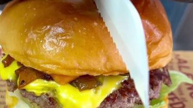 芝士瀑布呀#美式汉堡 #汉堡店 #汉堡 #鲅鱼圈 #麦堡记手工汉堡