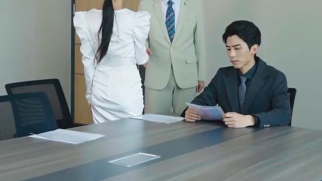 人都齐了，坐下来开会。