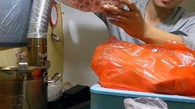 房车穷游去东北走烂路把车轮干爆胎了，天冷买了两斤肉卷打火锅吃 #床车旅行 #床车自驾 #床车生活 #