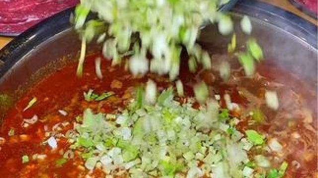 到底是谁发明的渣渣牛肉火锅新吃法，太香了#艾特你的饭搭子请你吃 #妈呀太香了 #渣渣牛肉 #过年这一