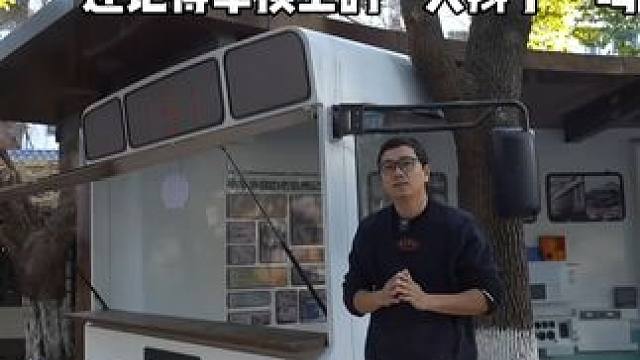 杭州街头的老电车模型 杭州街头的老电车模型，还挺好看的，这个151路电车开了60多年了，也是很多杭州