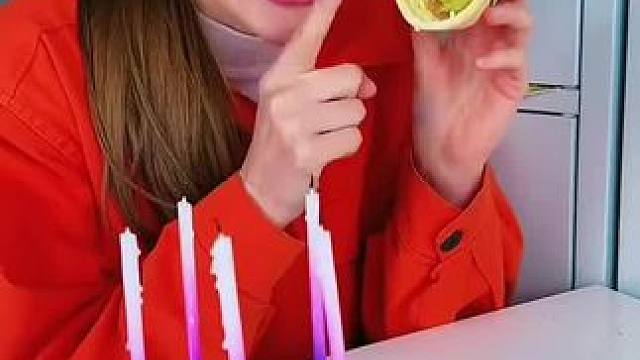 在蛋卷里面装蛋糕，保安再一次被戏耍！#看一遍笑一遍 #老外真会玩 #意想不到的结局 #这操作都看傻了