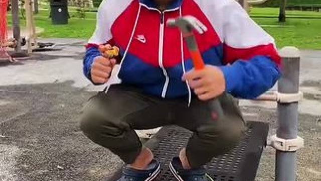 为了吃糖果把盘子敲碎，这代价简直太大了！#看一遍笑一遍 #万万没想到 #意想不到的结局 #沙雕老外 