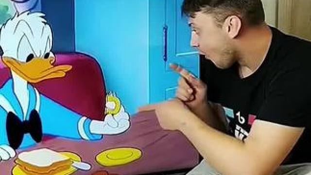 在电视上戏耍唐老鸭，小家伙直接蒙圈了！#看一遍笑一遍 #万万没想到 #这操作都看傻了 #沙雕老外 #