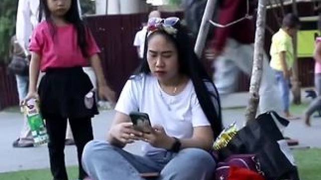 美女解锁新职业#老外真会玩 #歪果仁系列 #每日一笑 #街头整蛊 #看完不笑算我输