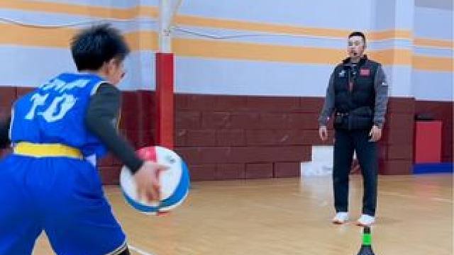 #篮球 #日常训练 #一分钟干货教学 
Z字突破步幅强化
｜背后急停悬浮坠步突破
｜快速变向转换
｜