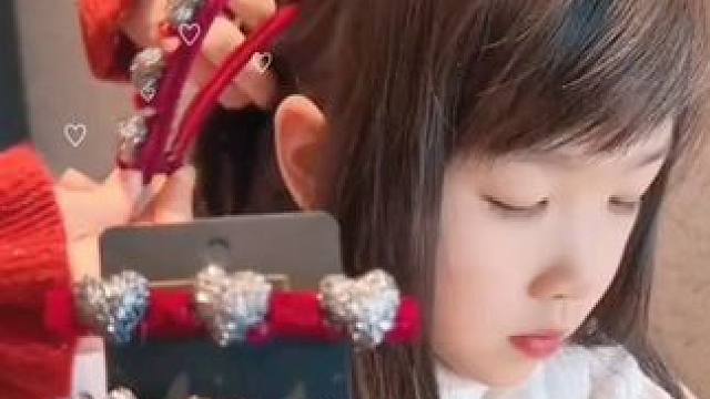 新年头发这样编起来好漂亮#头饰发饰 #爱心发夹 #生女儿就是用来打扮的 #过年就要美美哒 #仙女必备