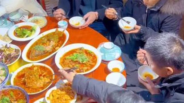 真不敢相信，500不到就能吃到这么巴适的10到14人餐，就在青神的食粒派，环境优美、还有多个包间，菜