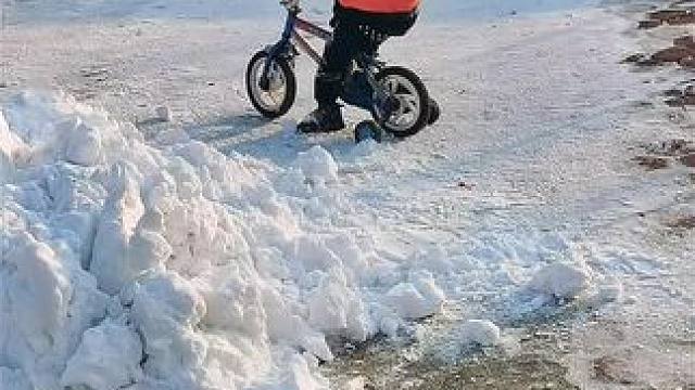 雪孩子和真孩子抢自行车～#下雪就得这样玩 #让南方羡慕的北方大雪天 #出门玩雪 #雪人