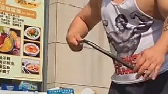 天天有人催更大飞哥！都隐居深藏功与名#万肖飞 挑战网红☞李维刚 #螺纹钢 #卧推 #健美 #力量举