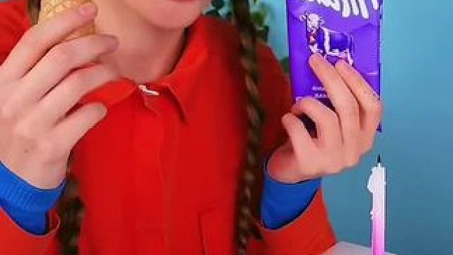 为了能偷吃到保安蛋糕，在上面加上蛋卷巧克力！#看一遍笑一遍 #沙雕老外 #老外真会玩 #意想不到的结