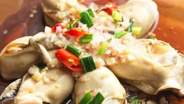 hey，今天我们来做蒜蓉生蚝｜Jrake｜ 做法简单，很适合在年夜饭的餐桌上给家人或者朋友们露一手。