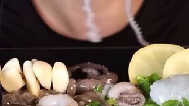 生食的美妙！
#韩国吃货主播 #声控解压 #咀嚼声 #奇葩美食 #上热门