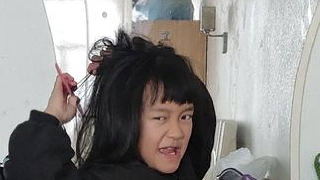 谁家8岁女孩还不会梳头？