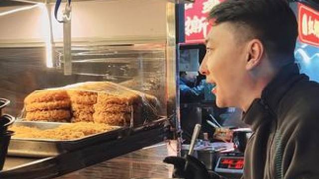 夜宵挑战豆腐换螺狮粉#路边摊美味 #街边小吃 #街头采访 #夜宵吃什么 #天儿冷吃点啥