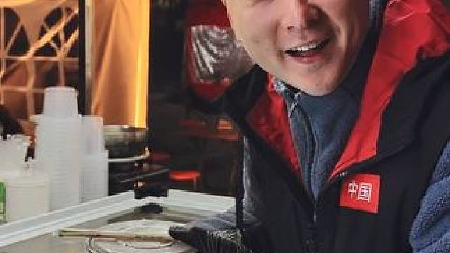 夜宵挑战豆腐换炖梨，三级普通话挑战十级粤语#街头采访 #夜宵吃什么 #散装粤语 #天儿冷吃点啥 #以