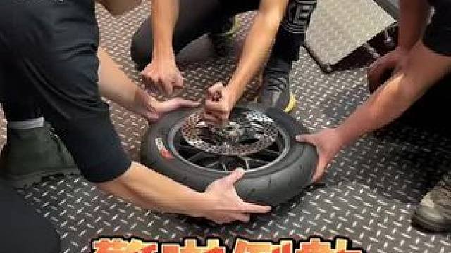 螺丝锁断牙了怎么办？不用怕！我教你如何处理！#专业的事交给专业的人 #摩托车 #修车 #男人的玩具 