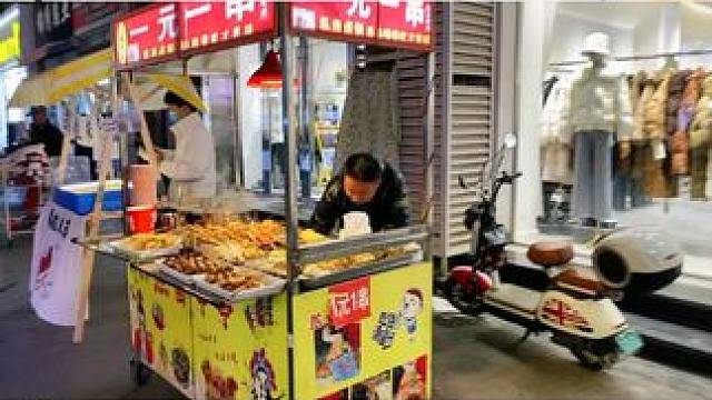 刮刮乐开盲盒，先吃后刮，兼中兼 #刮刮乐开盲盒 #刮刮乐中奖啦 #小吃街 #卤串 #夜市