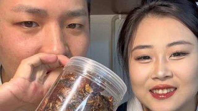 今天吃点狠的，风干蟑螂#情侣日常 #奇葩食物 #异食癖