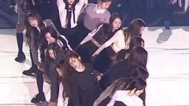 韩国女子组合Triple S在#2024年江原冬青奥会 开幕式上的表演。