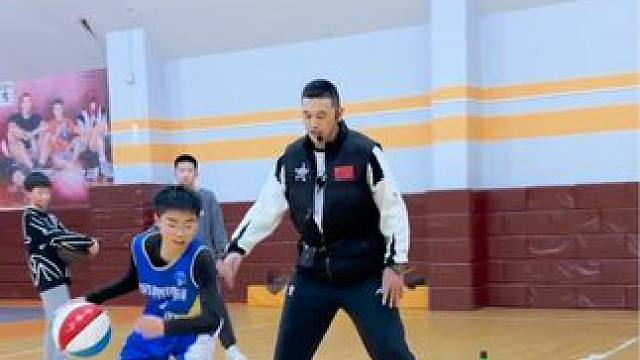 #篮球 #日常训练 #一分钟干货教学 
两人一组运球技术强化
｜背身带动防守炸球
｜感受防守背身带动