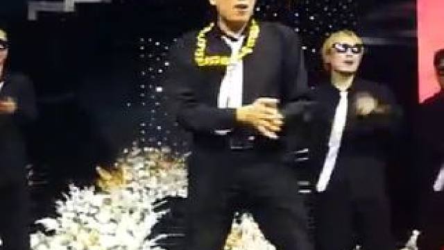 谁说IT男内向且宅，看看我们技术公司IT显眼包，年会上活跃气氛推高潮#上热门话题 #年会舞蹈串烧 #