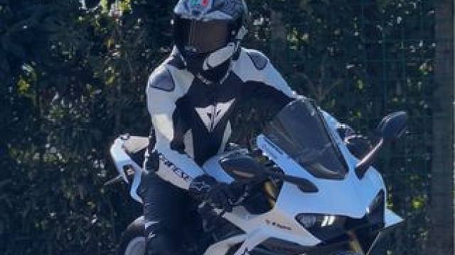 2024年第一次穿连体练习耍帅动作#凯越450rr #丹尼斯连体 #agv头盔 #a星骑行靴