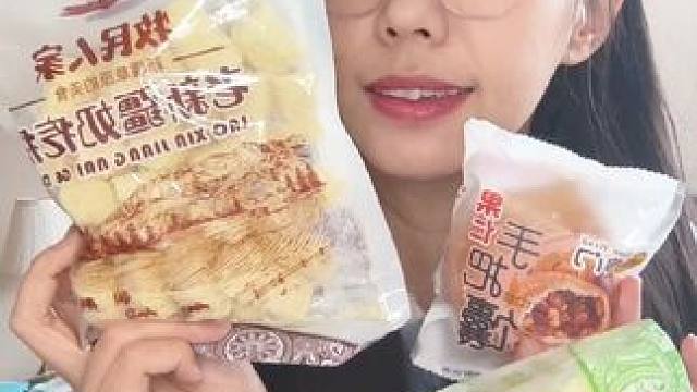 新疆特产测评，果仁囊外壳梆硬，里面果仁很丰富，吃起来很香。新疆奶疙瘩，吃起来奶呼呼的，有点像奶糖的口